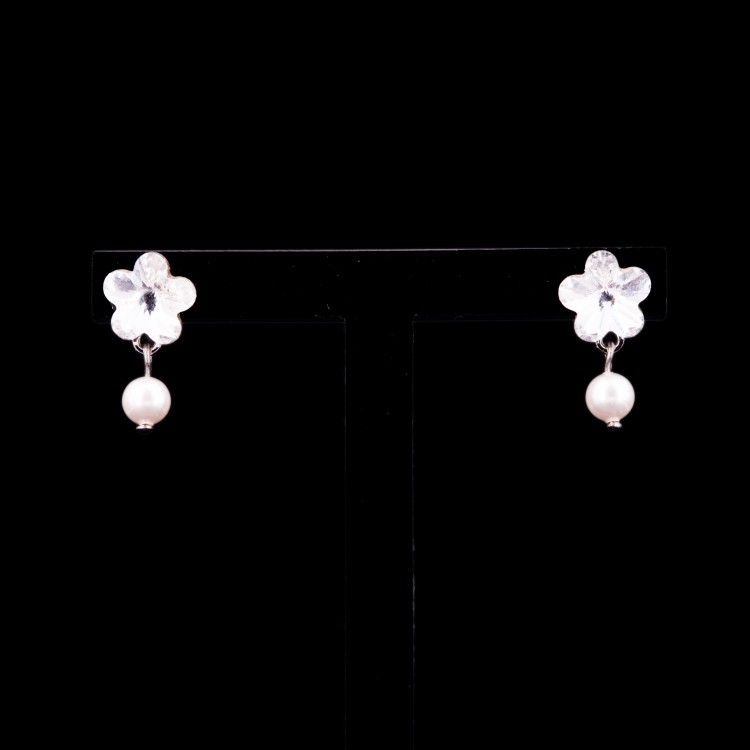 Жіночі сережки у формі квітки з кристалами та перламутром ніжно-світлого кольору Jablonec