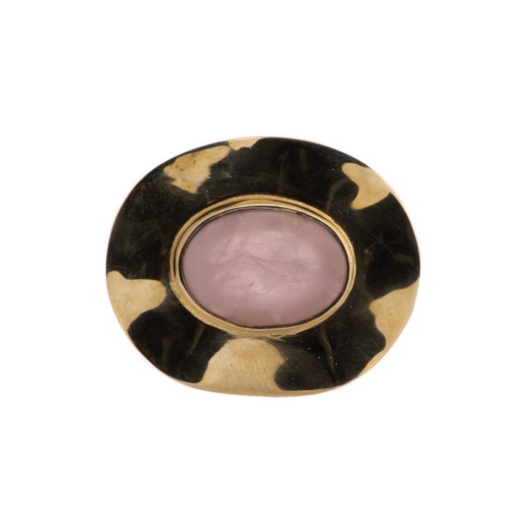 Кільце Adami Martucci з рожевим каменем овальної форми.